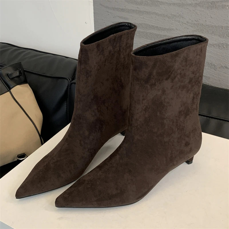 Botas Maria – Elegantes Botas de Ante Marrón