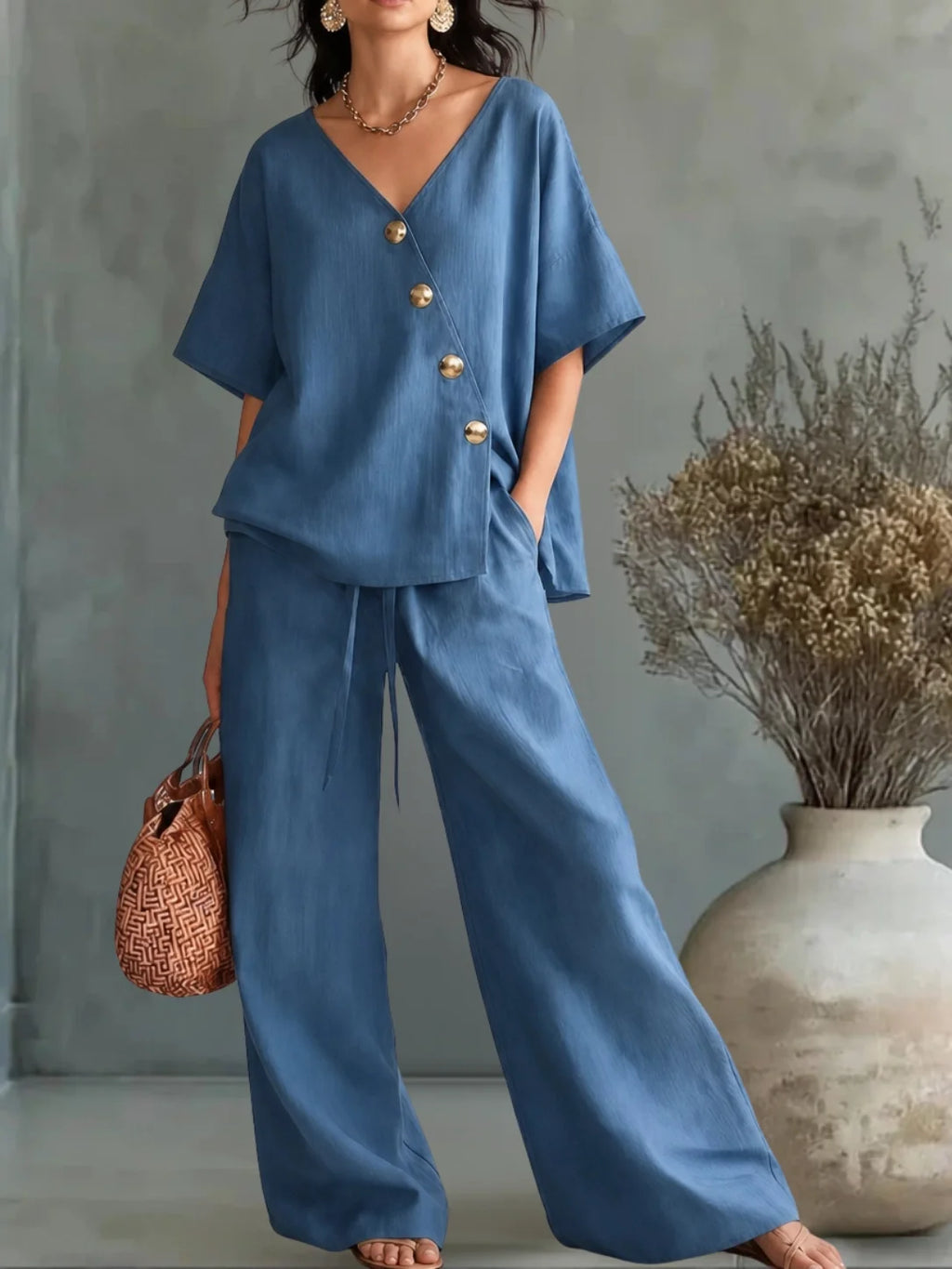 Encarnación - Traje con escote en V y botones