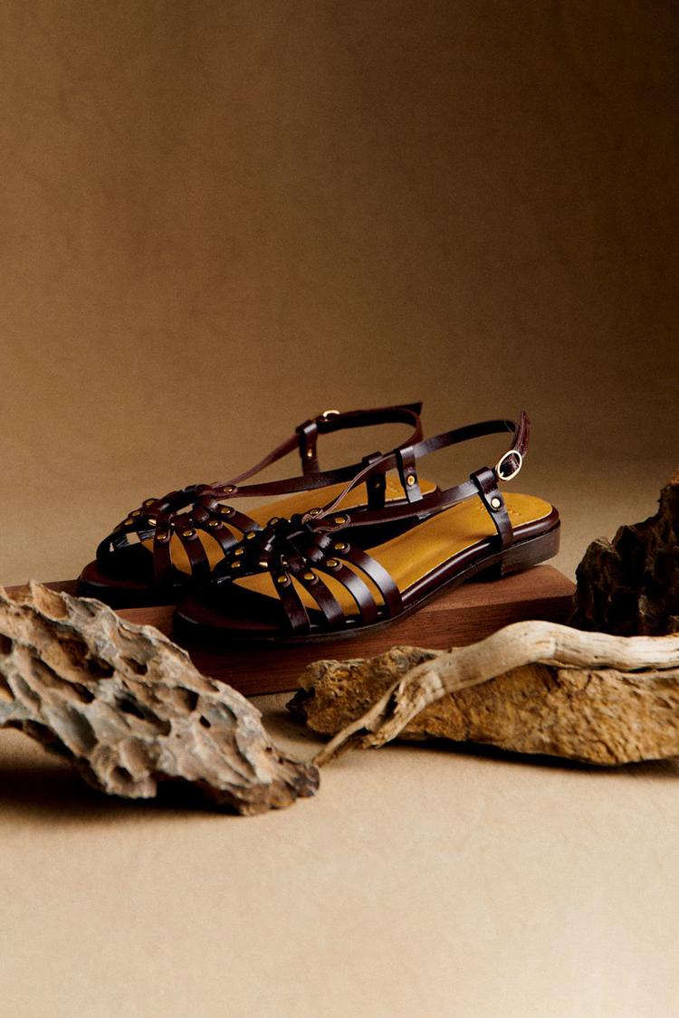 Gilbia - Sandalias Tachuelas Metálicas y Aberturas en Marrón Oscuro