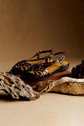 Gilbia - Sandalias Tachuelas Metálicas y Aberturas en Marrón Oscuro
