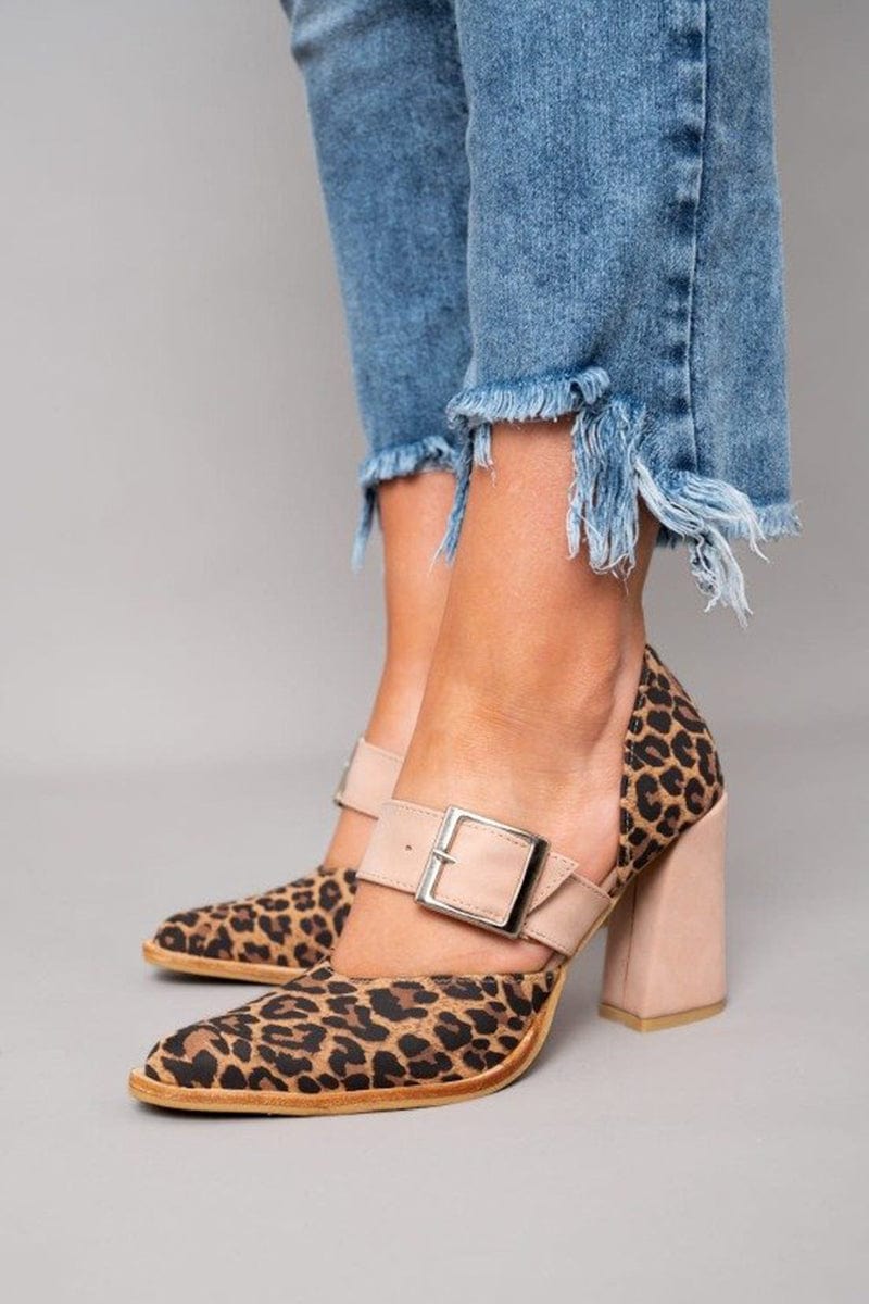 Elena -  Tacones de bloque con estampado de leopardo audaz