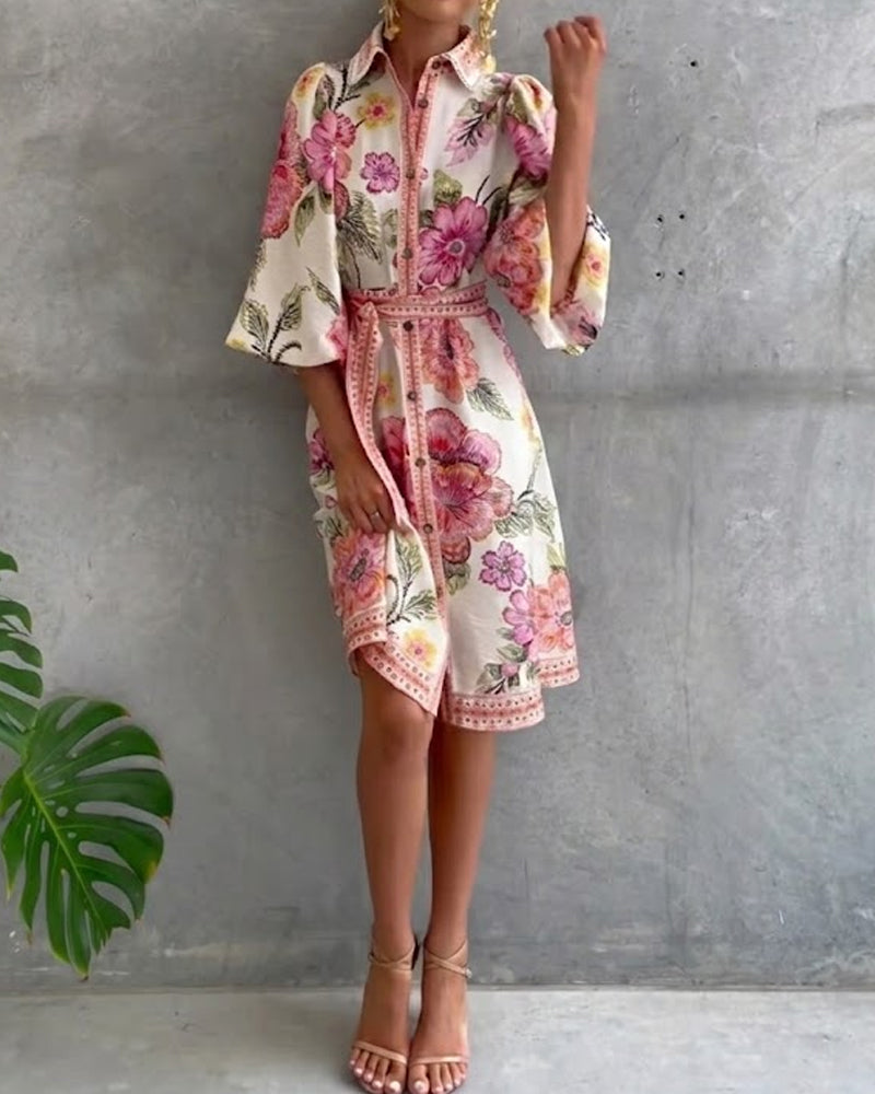Miriam - Vestido con mangas acampanadas, cuello festoneado y estampado