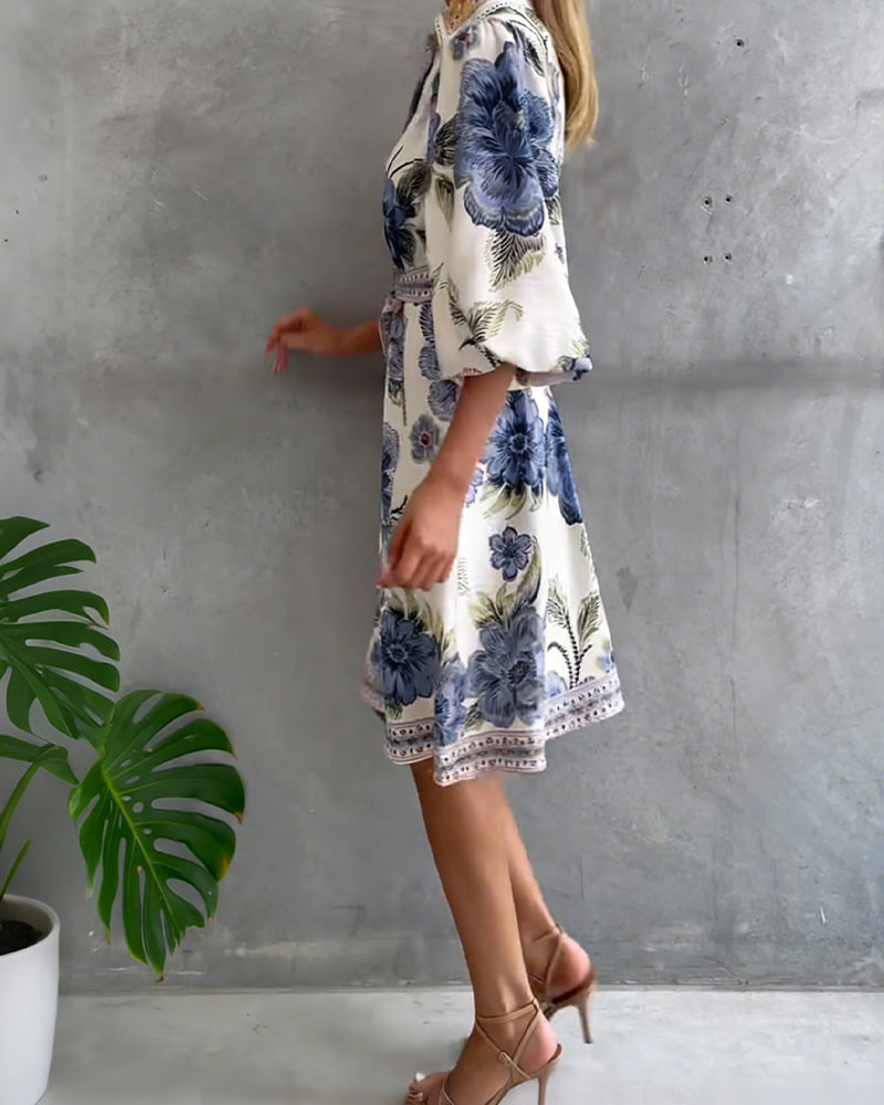 Miriam - Vestido con mangas acampanadas, cuello festoneado y estampado