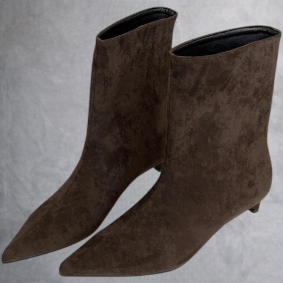 Botas Maria – Elegantes Botas de Ante Marrón