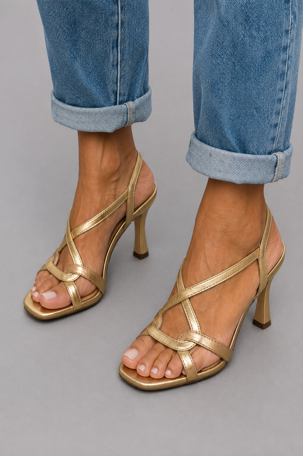 Estíbaliz - Sandalias Doradas Metálicas con Tiras Cruzadas