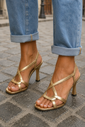 Estíbaliz - Tacones Dorados Metálicos con Tiras Cruzadas para Verano