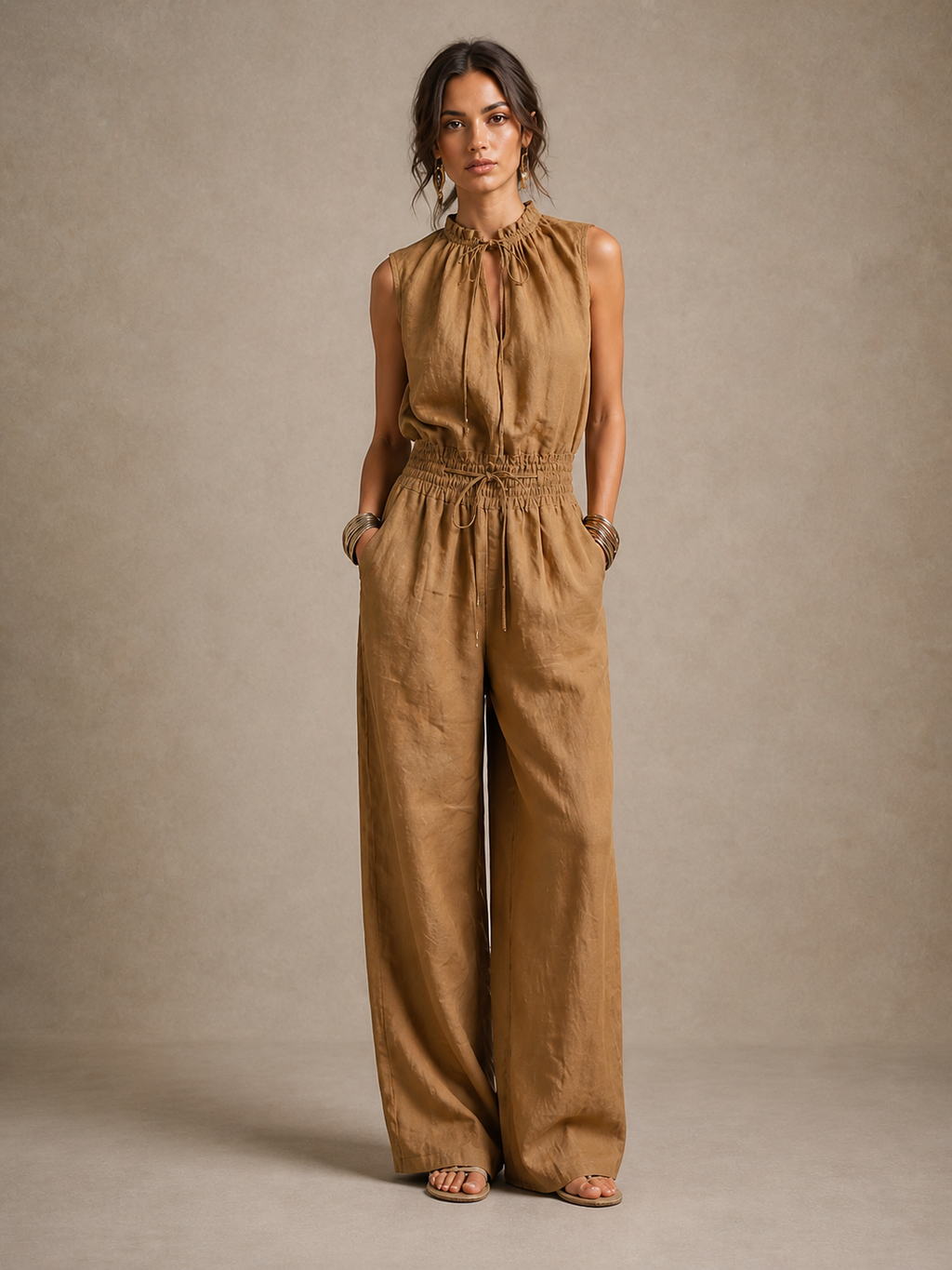 Niva - Pantalón de Color Camel con Cuello Alto Anudado y Pernera Ancha