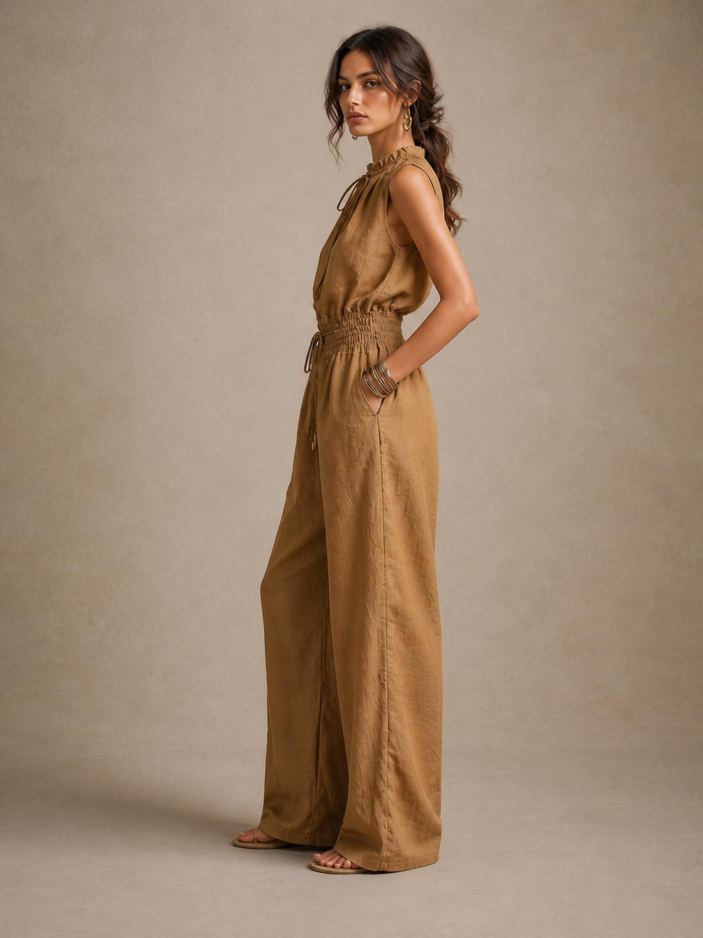 Niva - Pantalón de Color Camel con Cuello Alto Anudado y Pernera Ancha