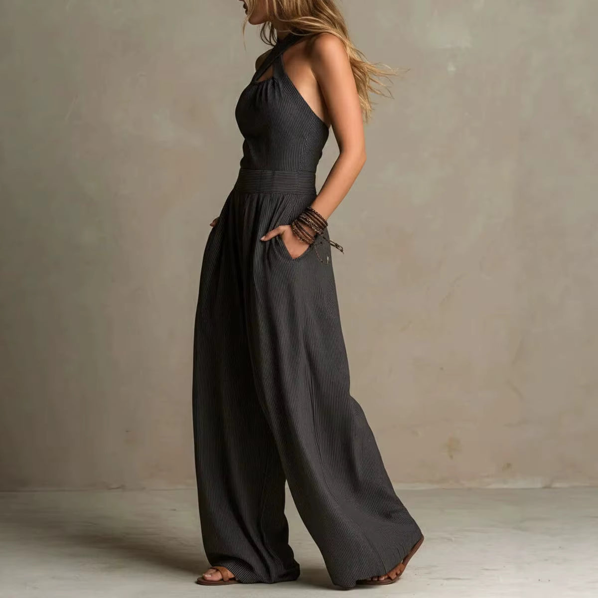 Nuria - Elegante mono con escote cruzado