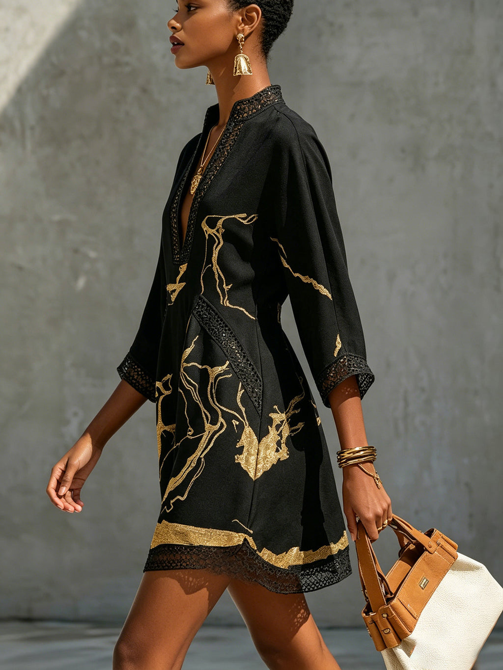 Iria -  Minivestido Negro con Estampado de Mármol Dorado y Encaje de Ganchillo