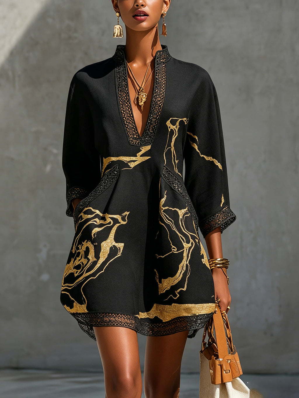 Iria -  Minivestido Negro con Estampado de Mármol Dorado y Encaje de Ganchillo