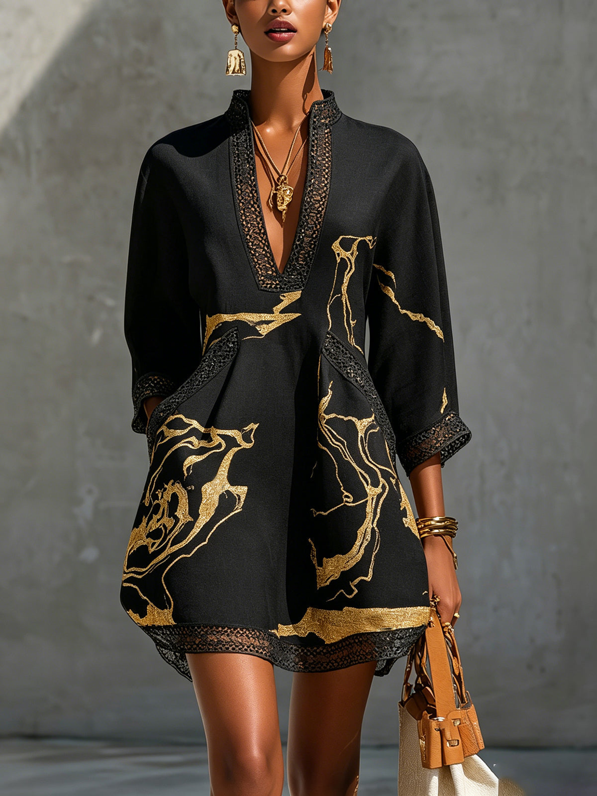 Iria -  Minivestido Negro con Estampado de Mármol Dorado y Encaje de Ganchillo