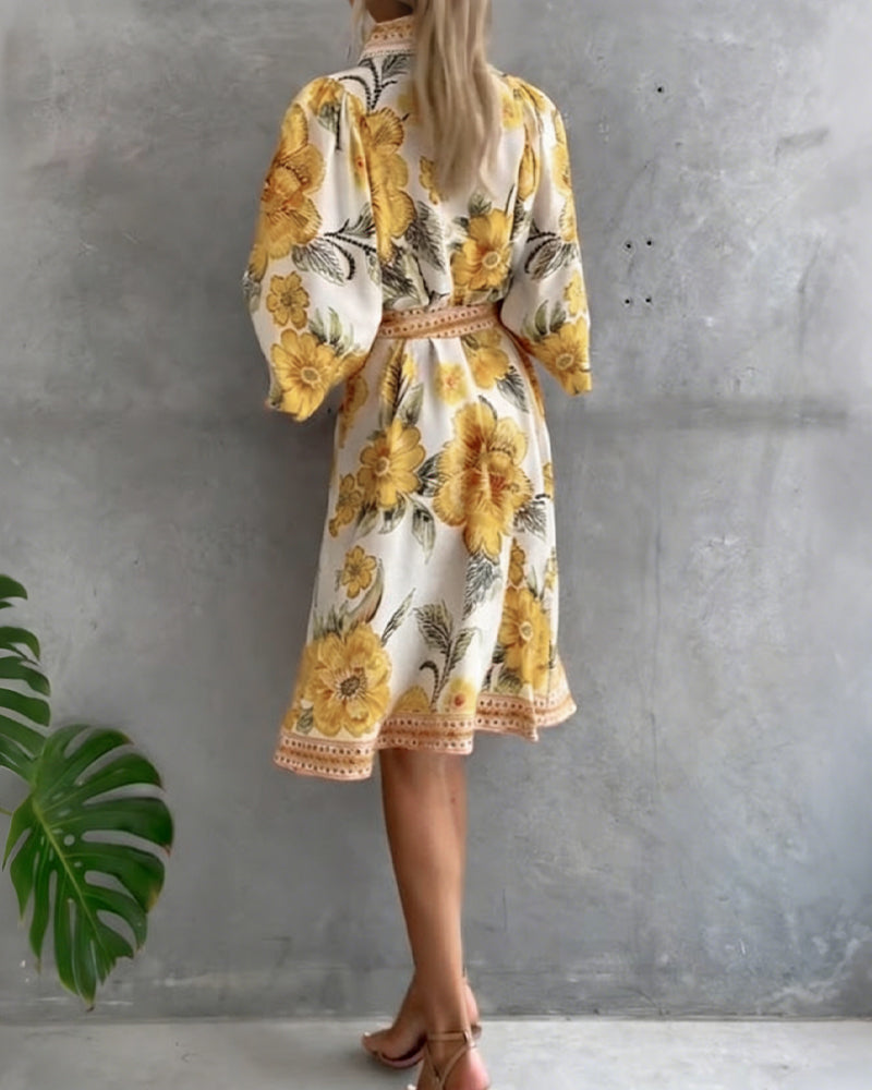 Miriam - Vestido con mangas acampanadas, cuello festoneado y estampado