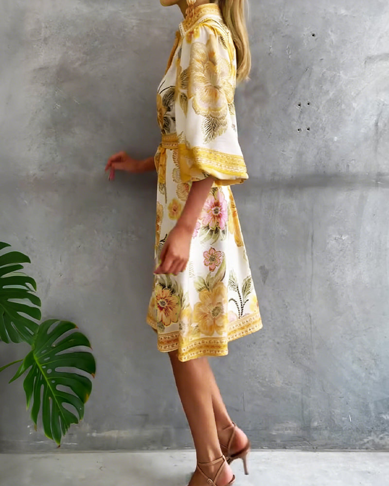 Miriam - Vestido con mangas acampanadas, cuello festoneado y estampado