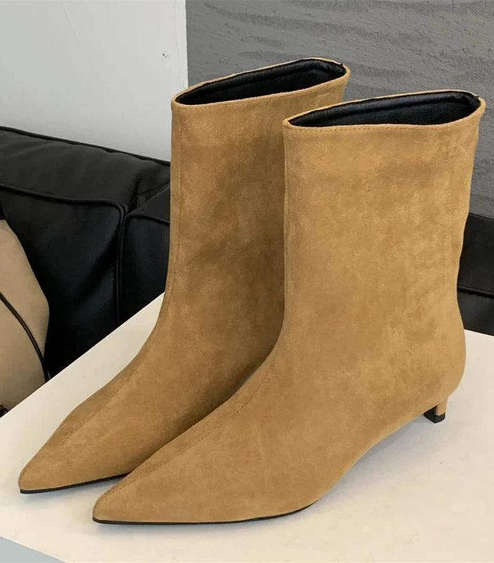 Botas Maria – Elegantes Botas de Ante Marrón