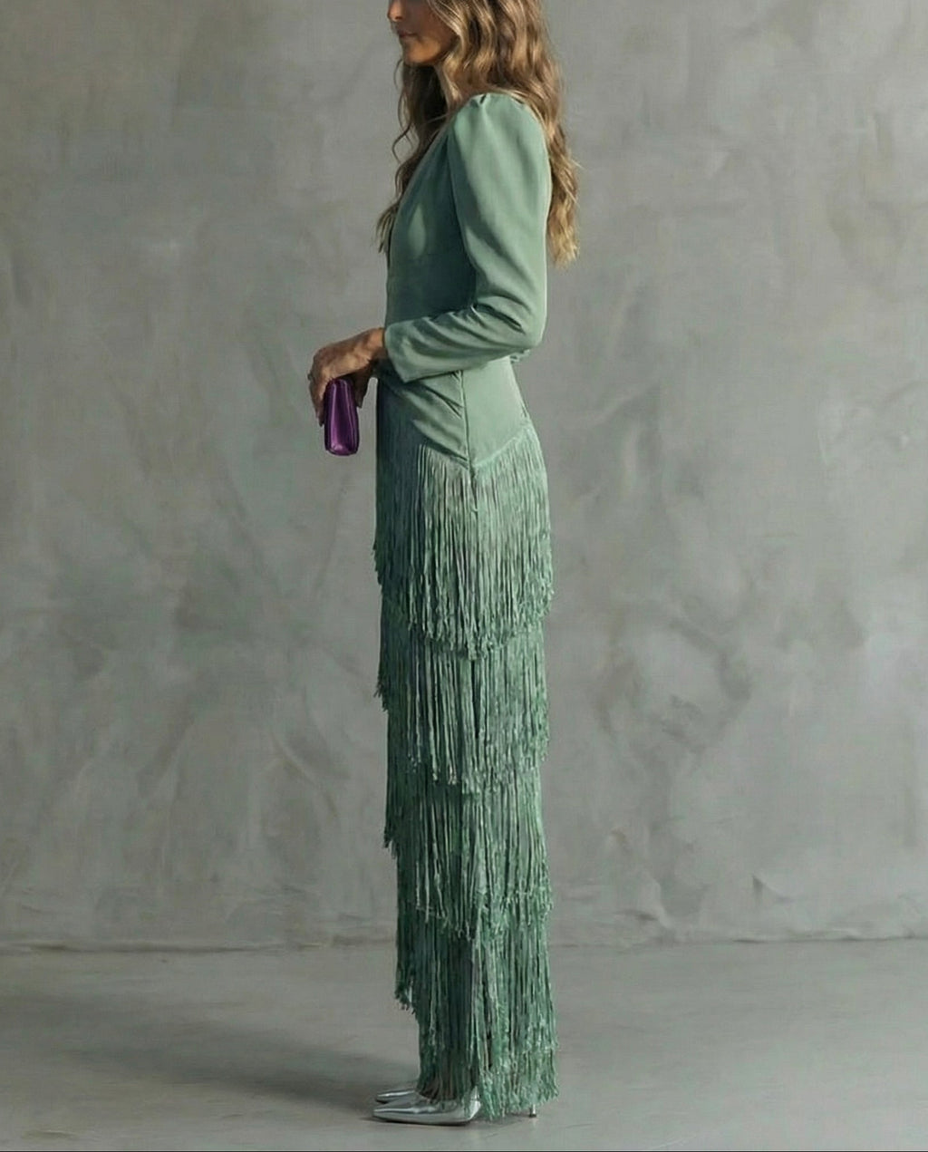 Sabela - Vestido midi elegante con mangas de flecos