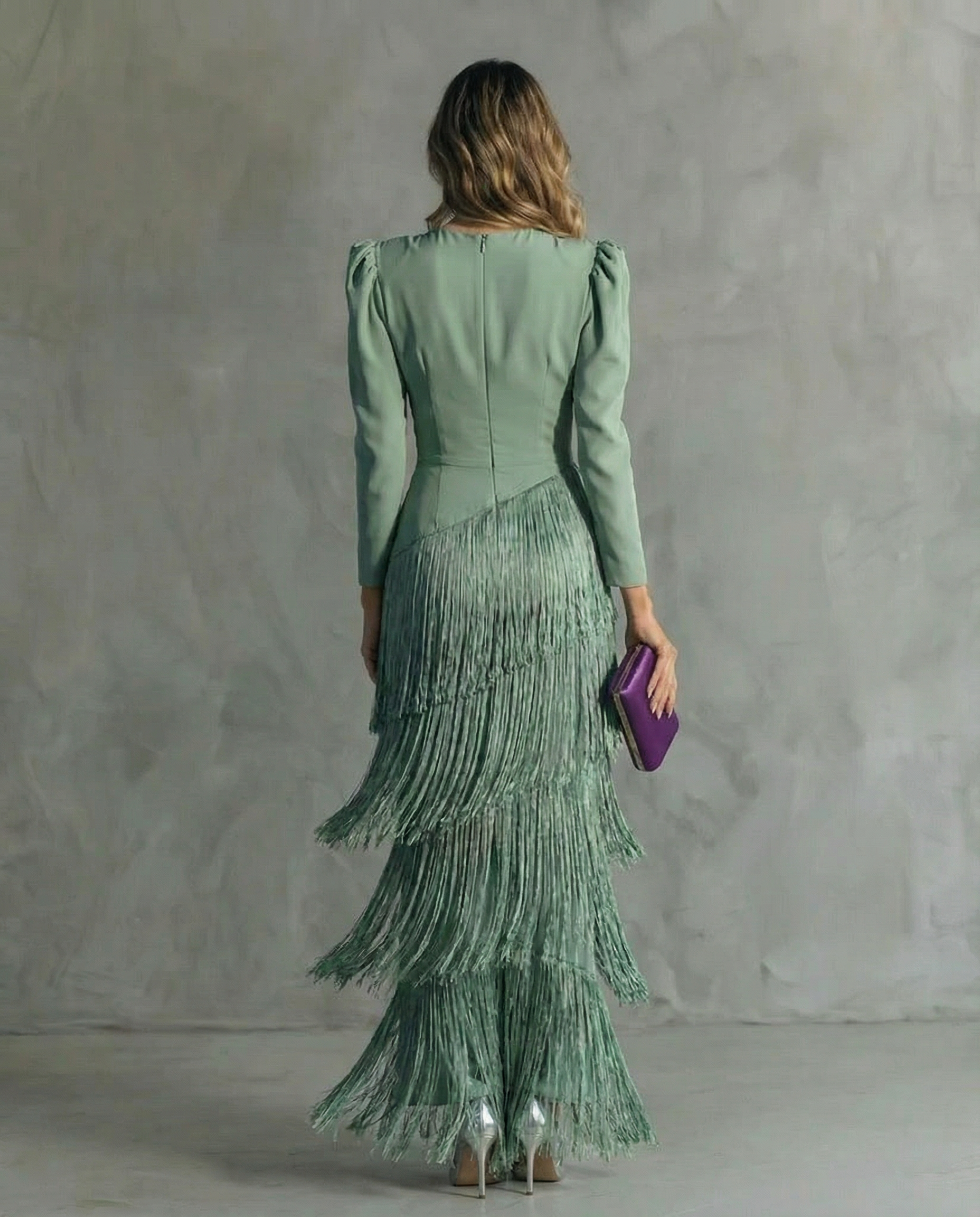 Sabela - Vestido midi elegante con mangas de flecos