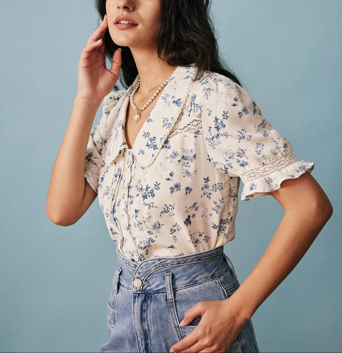 Cira - Camisa floral plisada con detalles de encaje