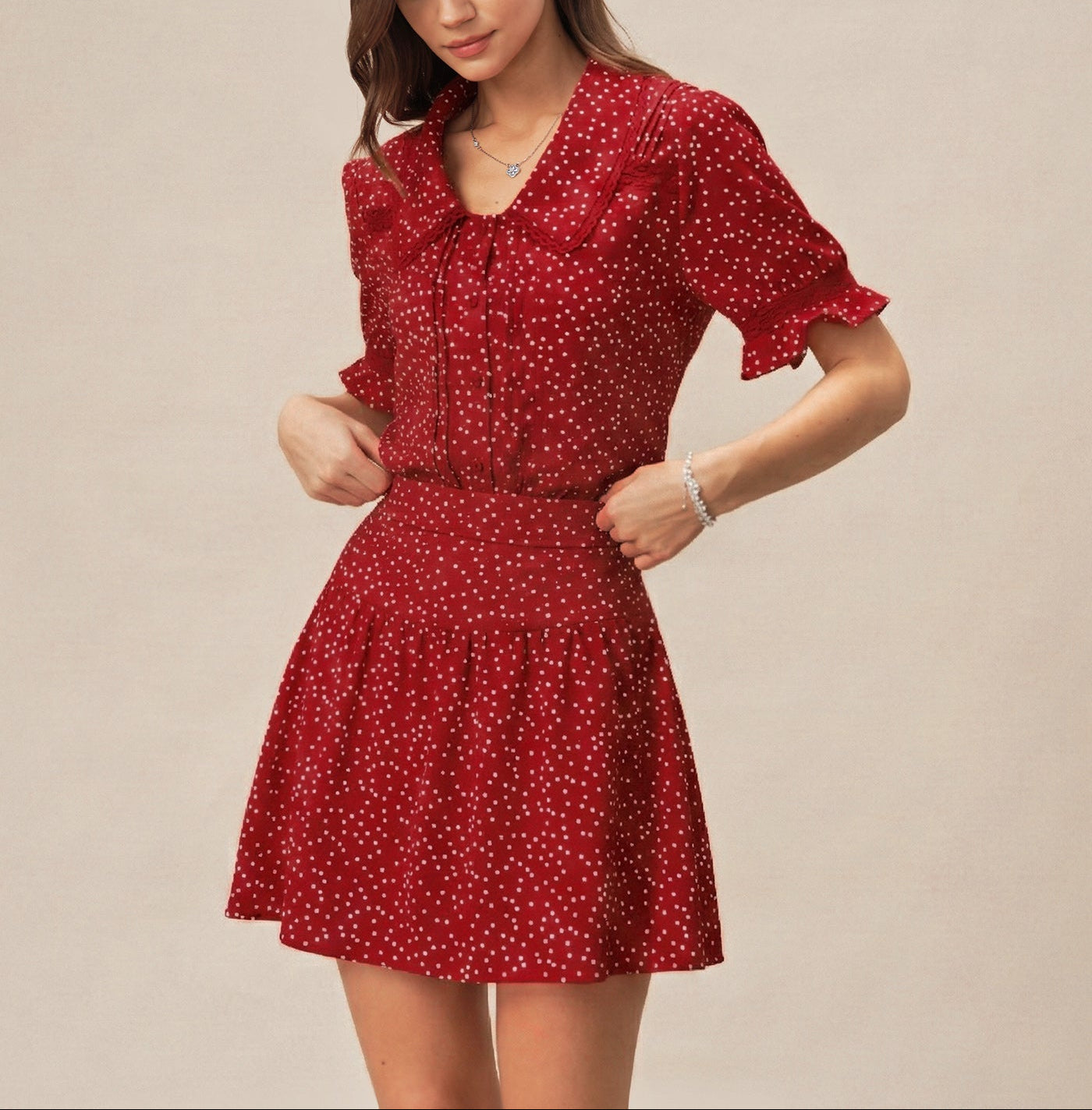 Alba - Vestido rojo con mangas abullonadas y cuello de lunares