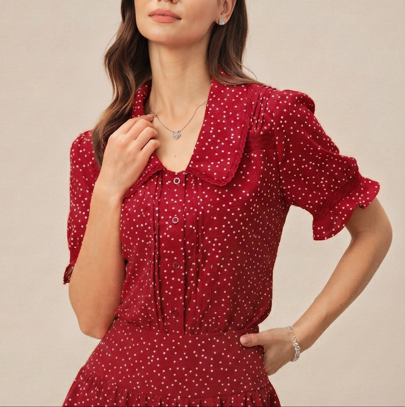 Alba - Vestido rojo con mangas abullonadas y cuello de lunares